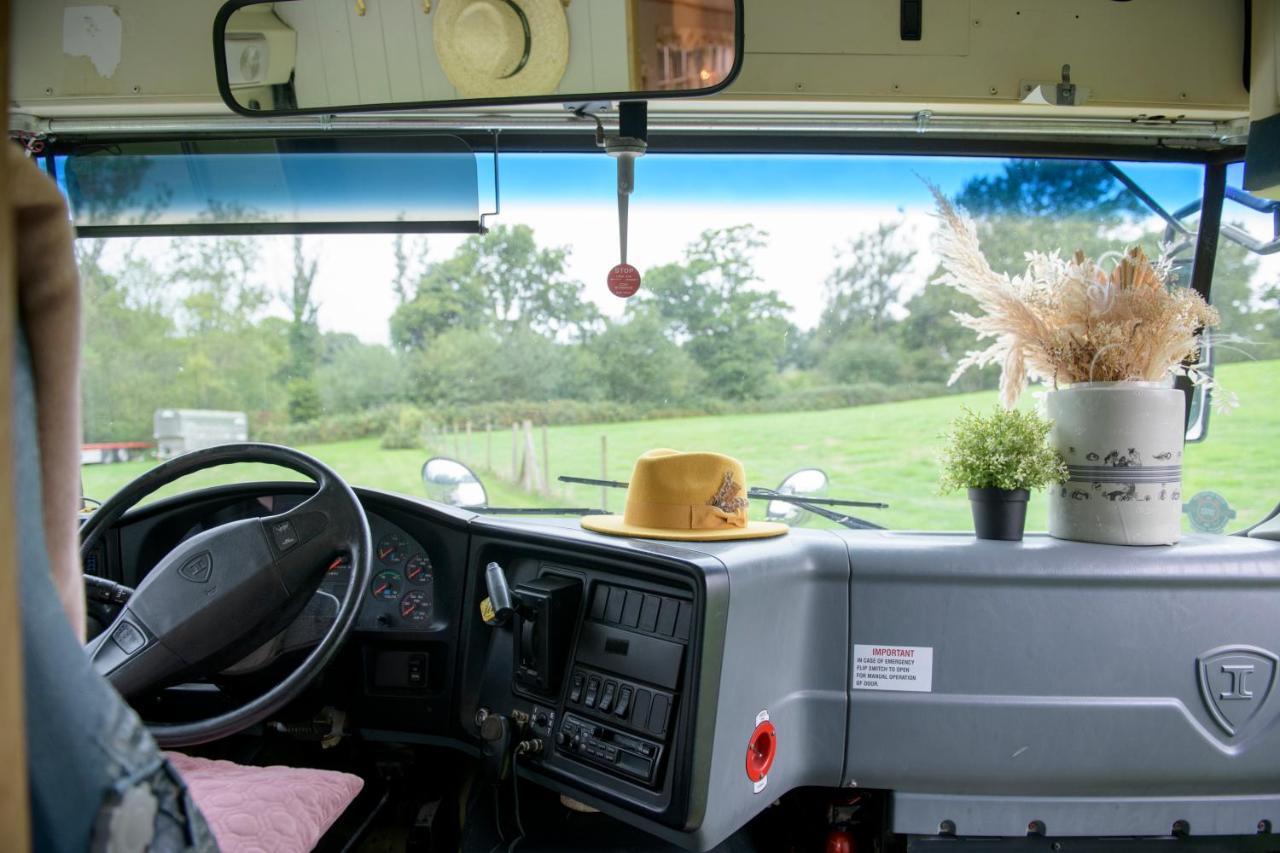 American School Bus Retreat With Hot Tub In Sussex Meadow Uckfield Kültér fotó